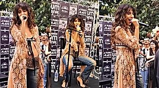 Marina Sena faz show surpresa no Centro de Belo Horizonte